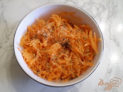 Сначала сделайте начинку для сыра. Для этого тертую морковь соедините со специями, маслом и уксусом и перемешайте.