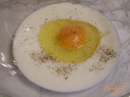 Яйцо смешать со специями и кефиром, солью.