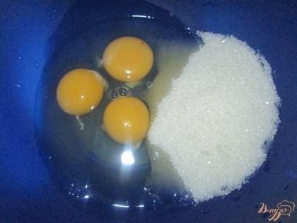В глубокой миске взбиваем яйца с сахаром до пышной белой массы.