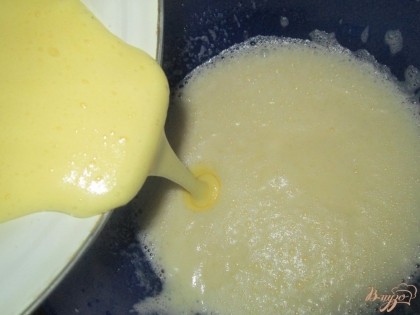 Соединяем взбитые яйца с теплой медово-содовой смесью  постоянно размешивая