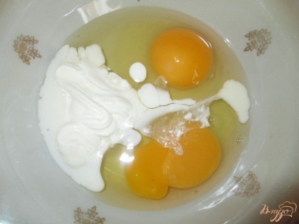 Взбить яйца со сметаной, чуть подсолить.