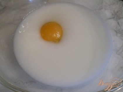 В молоко добавьте соли и сахара, яйцо.