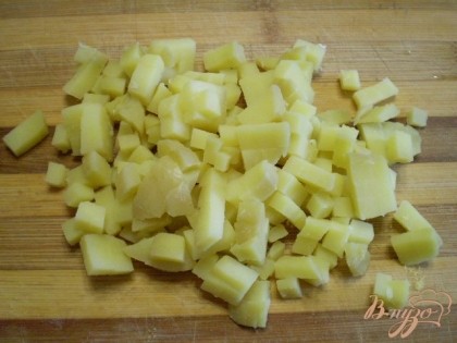 Картофель порежьте кубиками.