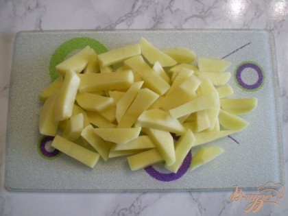 Картофель можно нарезать слайсами тонко, а можно как на фри.