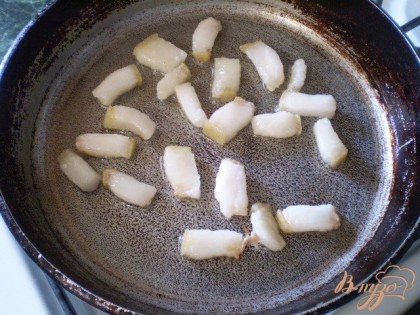 Первым на сухой сковородке нужно обжарить сало пока оно не начнет вытапливаться.
