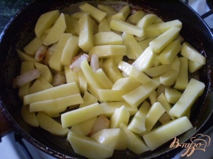 Потом добавить картошку и жарить вместе без крышки, периодически перемешивая лопаткой.