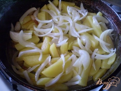 Когда картошка будет почти готова, добавьте лук, соль, перец черный молотый. Перемешайте пару раз, накройте крышкой и выключите огонь.