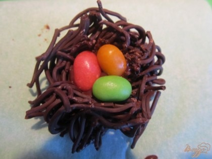 Готово! Кладем цветные "яйца" - конфеты "Морские камушки" или любые другие, по форме напоминающие яички. Ставим в холодильник для застыпания.
