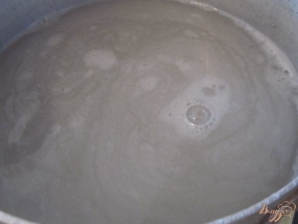 Для начала луковую шелуху надо хорошо промыть. Далее готовим рассол - доводим до кипения воду с солью.