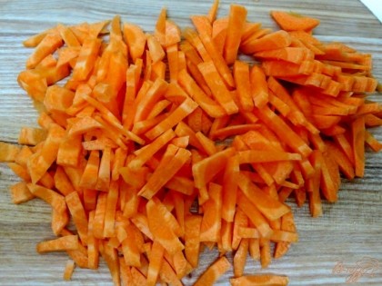 Морковь мелко нарезаем мелкими брусочками.