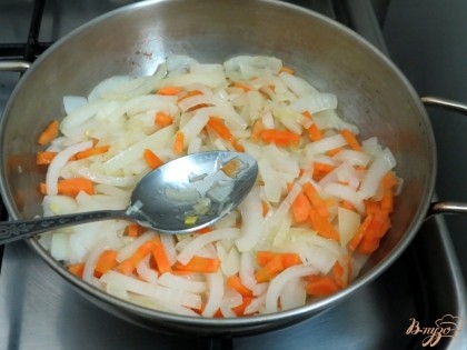 Лук и морковь пассеруем на растительном масле. Солим и перчим по вкусу.