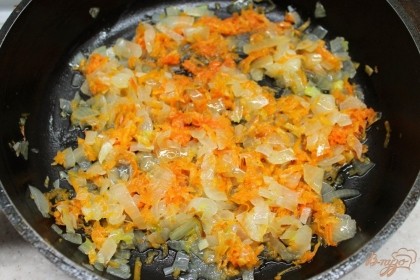 В горячее масло кладем порезанный лук и тертую морковь. Пассируем 5-7 минут.