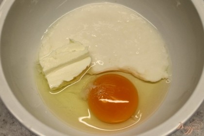 Тесто для пирога. В пиалу кладем мягкое сливочное масло, добавляем кефир и яйцо. Все перемешиваем.