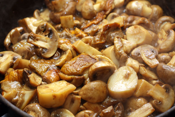 Положите грибы на разогретую сковороду с растительным маслом и готовьте, помешивая, 10-15 минут, пока из грибов не испарится основная влага.