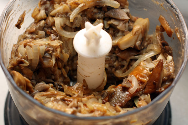 Сложите грибы вместе с луком в блендер, добавьте соль, лимонный сок и чеснок и измельчите до однородной консистенции.