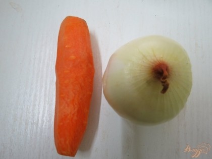Подготовленные лук и морковь отправляем в суп.
