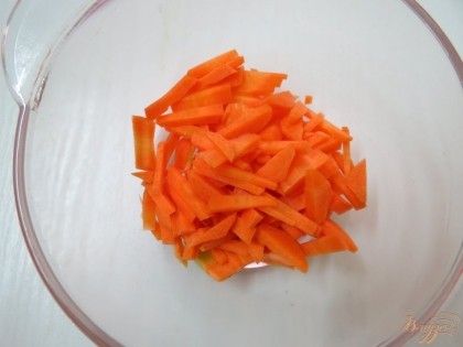 Морковь также мелко нарезаем и отправляем в суп. Ни лук, ни морковь мы не пассеруем, у нас достаточно жирный окорочек, а лишний жир нам ни к чему.