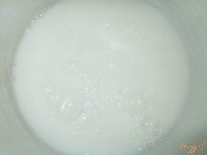 Вылейте молоко в кастрюлю с толстым дном.