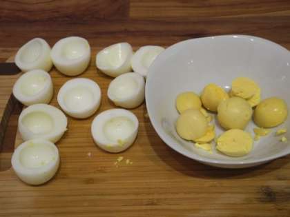 Яйца аккуратно разрезать на половинки, вынуть из них желток