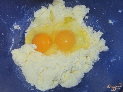 Добавить яйца и хорошо взбить миксером.