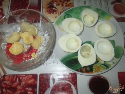 Сварить яйца в крутую. Остудить, разрезать пополам и вынуть желтки. Белки выложить на тарелку.