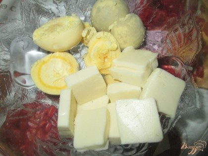   Вилкой размять желтки с плавленым сыром. Если сыр плотный, натереть его на терке.
