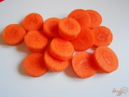 Морковь нарезаем очень тонкими кружочками.