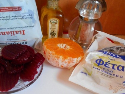 Сыр фета у меня греческий, он не такой маслянистый, как продают в России или Украине. Апельсин лучше взять кислый.