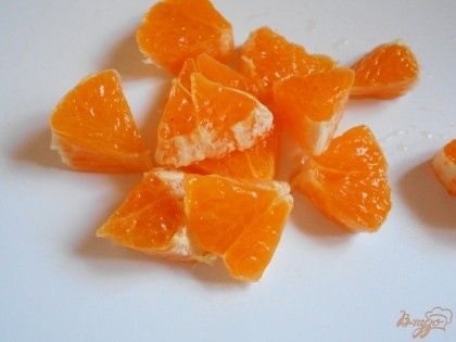 Апельсин нарезаем также как и киви, на четвертинки.Клубнику нарезаем на четвертинки также.