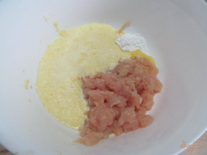 Мясо нарезать мелким кубиком и смешала с перебитым луком и яйцом. Посолить и поперчить.