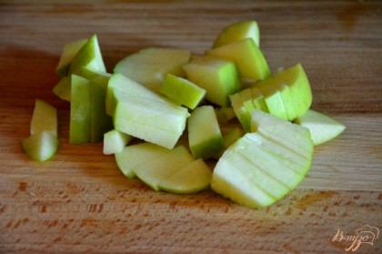 Яблоко (1 маленькое или 1/2 большого) нарезать соломкой