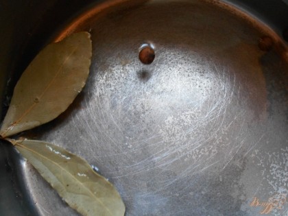 В кастрюлю выкладываем специи: лавровый лист, соль и душисты перец горошком, уксус, оливковое масло и заливаем все водой. Даем маринаду закипеть.