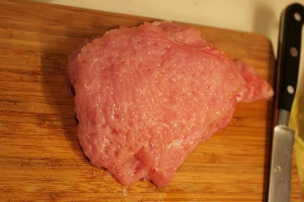 Нарезать мясо на стейки толщиной  около 0,5см.Тщательно отбить.