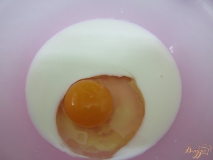 В молоко разбиваем яйцо.Вместо яйца можно добавить 3 желтка, но я решила показать вам самый доступный и простой способ.