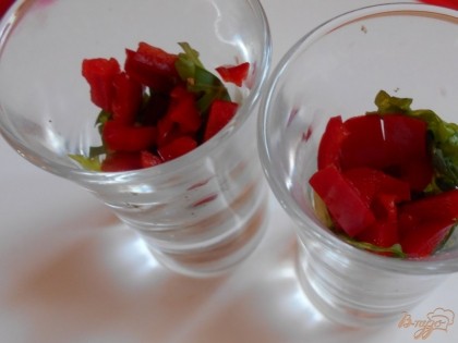 В специальные небольшие стаканчики выкладываем болгарский перец и зелень.