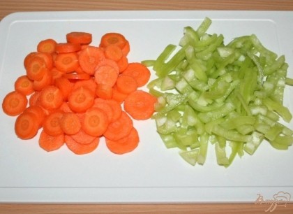 Морковь нарезать кружочками, болгарский перец очистить от семян и нарезать не очень мелко.