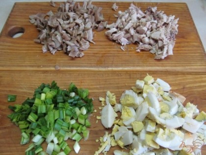 Куриное мясо, огурец, яйца и грибы мелко нарезать.