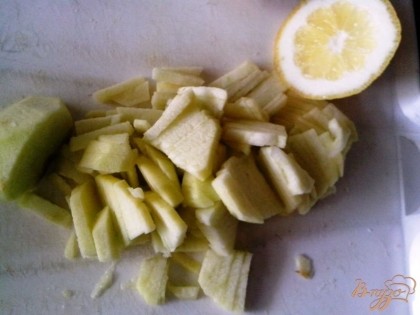 Зелёное кислое яблоко сорта "Семеринка" очистить от кожуры и нарезать тонкой соломкой. Сбрызнуть соком лимона, чтобы кусочки яблока не потемнели.
