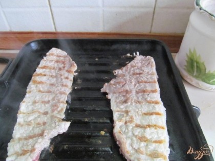 На сковороде гриль пожарить тонкие пласты свинины по две минуты каждую сторону.