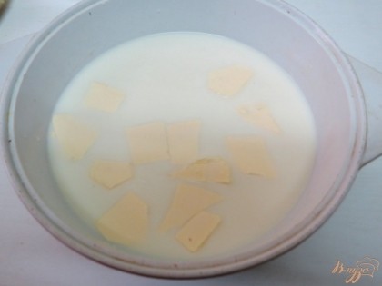 В холодное молоко нарежьте небольшими кусочками сливочное масло, добавьте соль, сахар и соду. Размешайте до их растворения.В молоко всыпьте пшено и поставьте емкость в холодную духовку. Включите температуру 200* время запекания 1,5 часа.