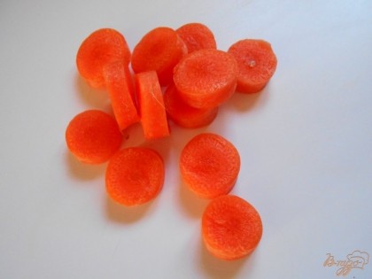 Морковь нарезаем кольцами.