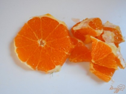 Апельсин очищаем от кожуры и  нарезаем его сначала на кружочки, а потом кружочки нарезаем на четвертинки.