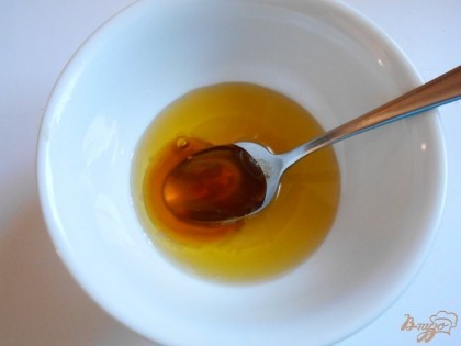 Из оливкового масла, меда и сока половины апельсина взбиваем соус при помощи венчика, добавляем соль и перец по вкусу.