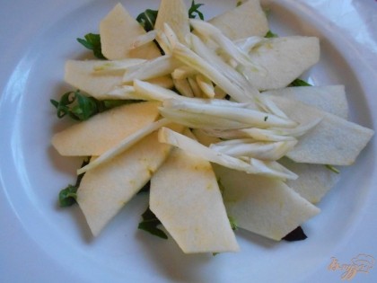 На блюдо выкладываем листья салата, сверху - пластины яблок и полоски фенхеля.