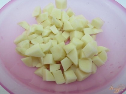 Картофель чистим, моем, нарезаем кубиками. Разогреваем бульон и отправляем в него вариться картофель.