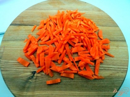 Морковь чистим, нарезаем мелкой соломкой.