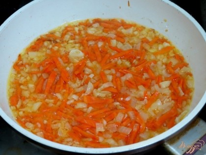 Разогреваем сковороду с растительным маслом, на котором пассеруем лук и морковь.