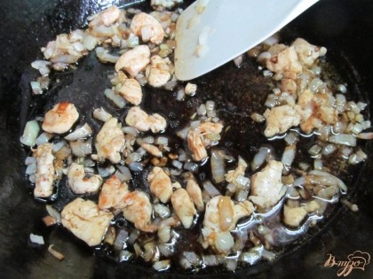 Жарить до готовности мяса. Посолить, поперчить и добавить мускатный орех на кончике ножа. Влить соевый соус.