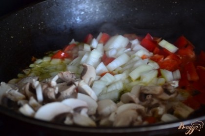 На сковороде с оливковым маслом обжарить в течении 10 минут на слабом огне луковицу, половинку сладкого перца и шампиньоны. Все овощи заранее нарезать мелко.