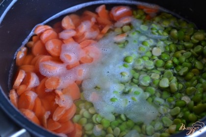 Отварить до готовности с колечками моркови в воде со специями или овощном бульоне.